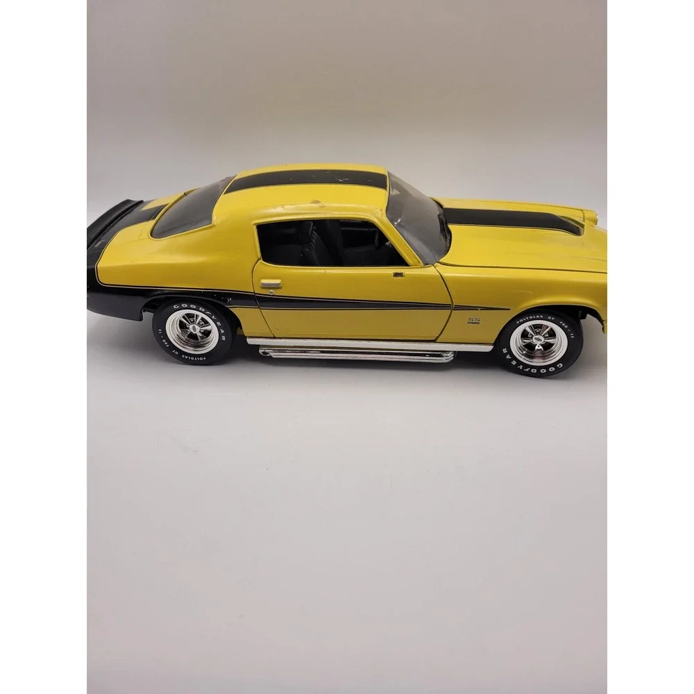 Chevrolet Camaro SS Diecast Car 1:18 Yellow Black 1970 Muscle Car Toy